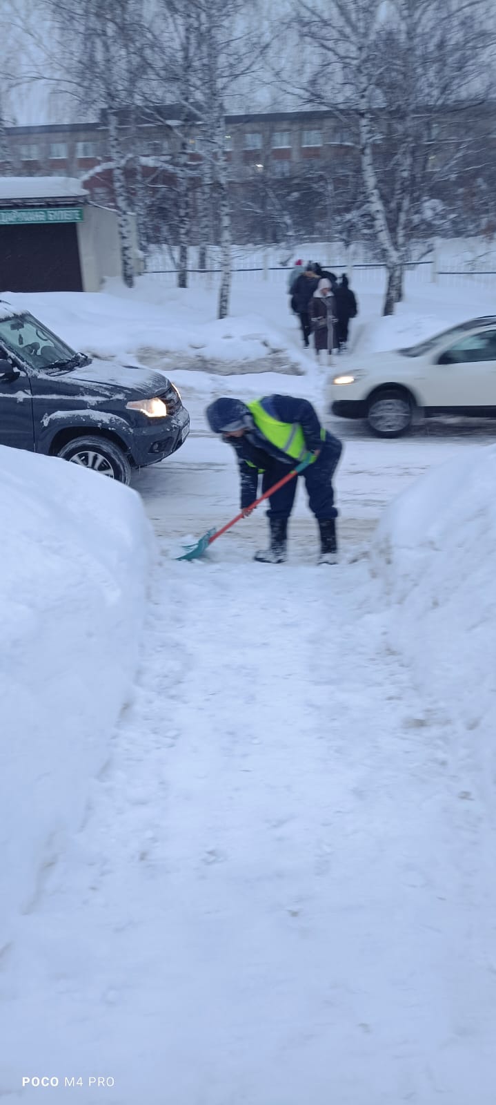 В Елабуге расчищают снег на остановочных павильонах и тротуарах |  07.02.2024 | Елабуга - БезФормата